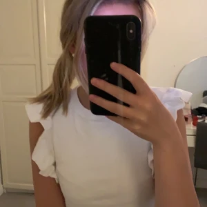 zara - säljer denna fina topp från zara, som en endast är andvänd 1 gång, köparen står för frakten, storlek S🤍