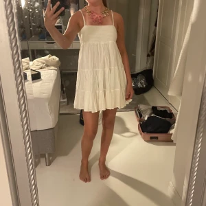 Vit klänning - En jätte fin vit klänning från Zara i topp skick, använd 2-3 gånger💓💓 I Strl S men passar även xs👌🏼