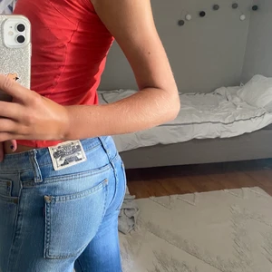 Lågmidjade crocker jeans  - Skit snygga lågmidjade crocker jeans. Jeansen är ljusblåa och sitter jättebra både fram och bak. Dock är det ett hål där framme på jeansen och en lite lapp vid ena knäet skriv till mig för fler bilder eller frågor. Köp direkt för 400💕💕