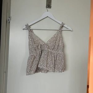 Shein top strl xs - Säljer denna shein topp. Köpt för 89 men säljer för 50. Använd endast en gång då jag skulle testa den. Säljer pågrund av att den är lite kort för mig som är 168, därav har den inte kommit till användning pga att den är för kort. Skriv för intresse!!