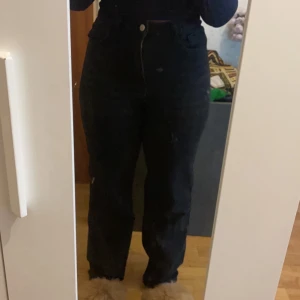 Svarta jeans  - Raka svarta jeans från SHEIN, aldrig kommit till någon användning så därför säljer jag dessa,vid intresse så kan jag vissa fler bilder om det önskas! Köparen står för frakten!