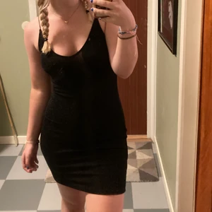 Klänning - Köpt på hm för något år sedan. Aldrig använd. Bra skick och skönt matrial. Skriv privat för fler frågor/bilder! Köparen står för frakten<3