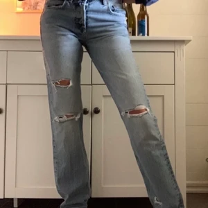 Jeans - Jag säljer dessa Zara mid rise jeansen då det blivit förkorta i längden, är 1,66 cm. 💞 skriv vid intresse! 