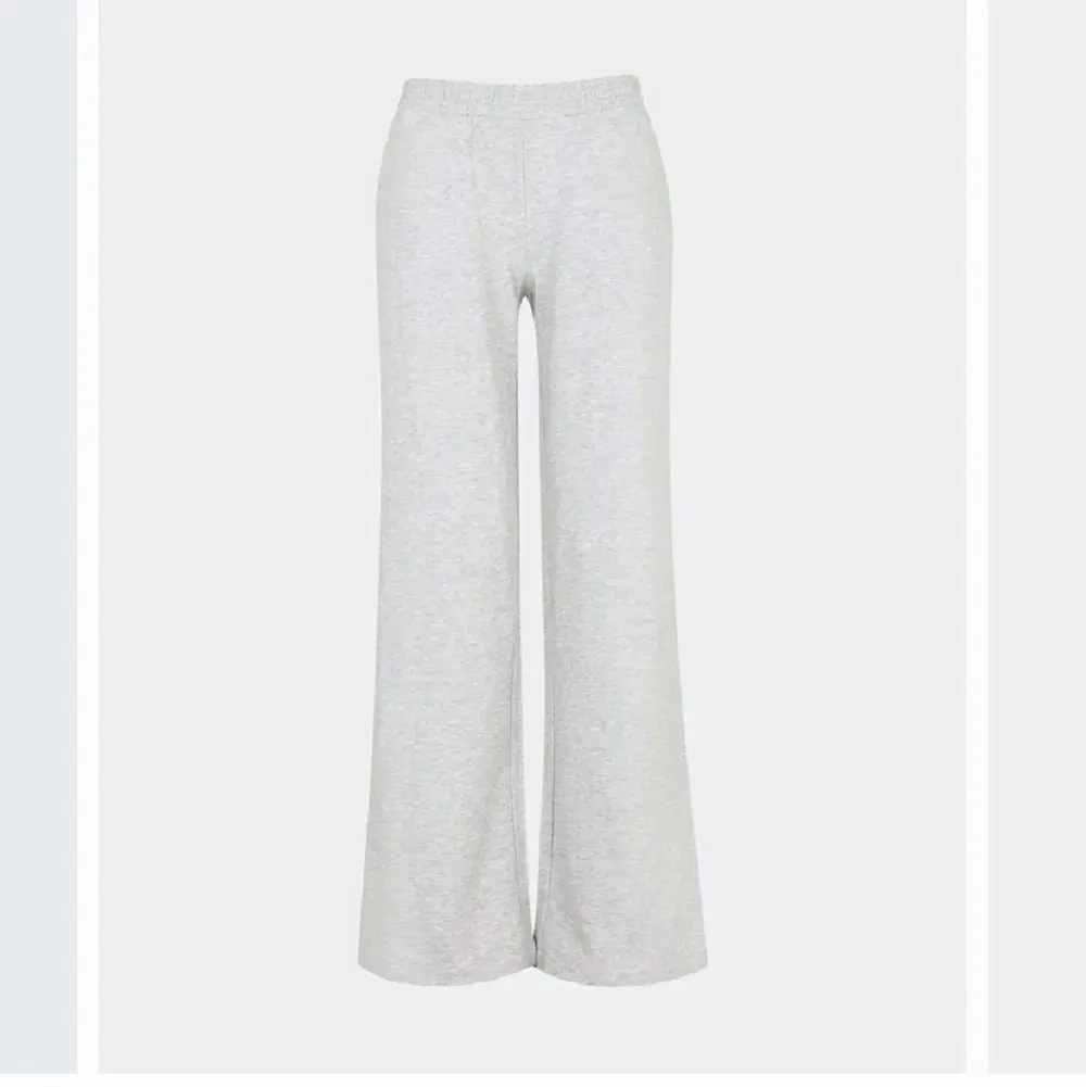 Säljer dessa super fina populära lågmidjade mjukis byxor från bikbok 🫶🏽 väldigt många som skriver så svarar så fort jag kan ❤️bud på 500. Jeans & Byxor.