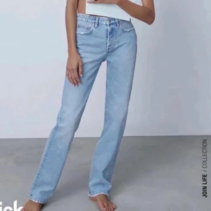Jeans  - Jag säljer dessa Zara mid rise jeansen som är i bra skick. Skriv vid intresse! 