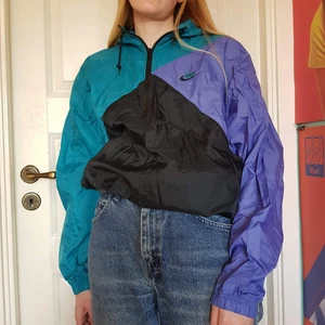 Vintage Nike jacka - Vintage Nike vindjacka, köpt från Beyond Retro, och aldrig använd. Säljer pga. att jag inte gillade hur den satt på mig.