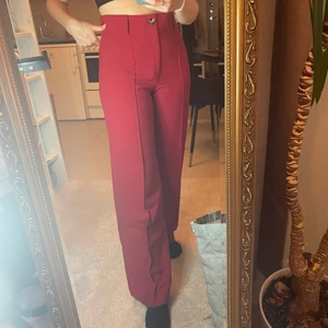 Röda kostymbyxor strl S - Röda kostymbyxor från Zara i strl S, endast använda 1 gång så i nyskick. 