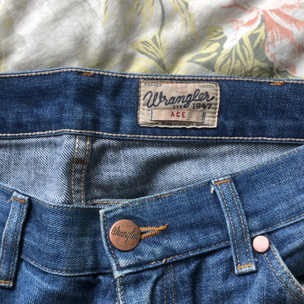 Straigjt Jeans från märket wrangler med riktigt snygg färg och tvätt. Inga defekter. Kan mötas upp på Södermalm annar står köparen för frakten.. Jeans & Byxor.
