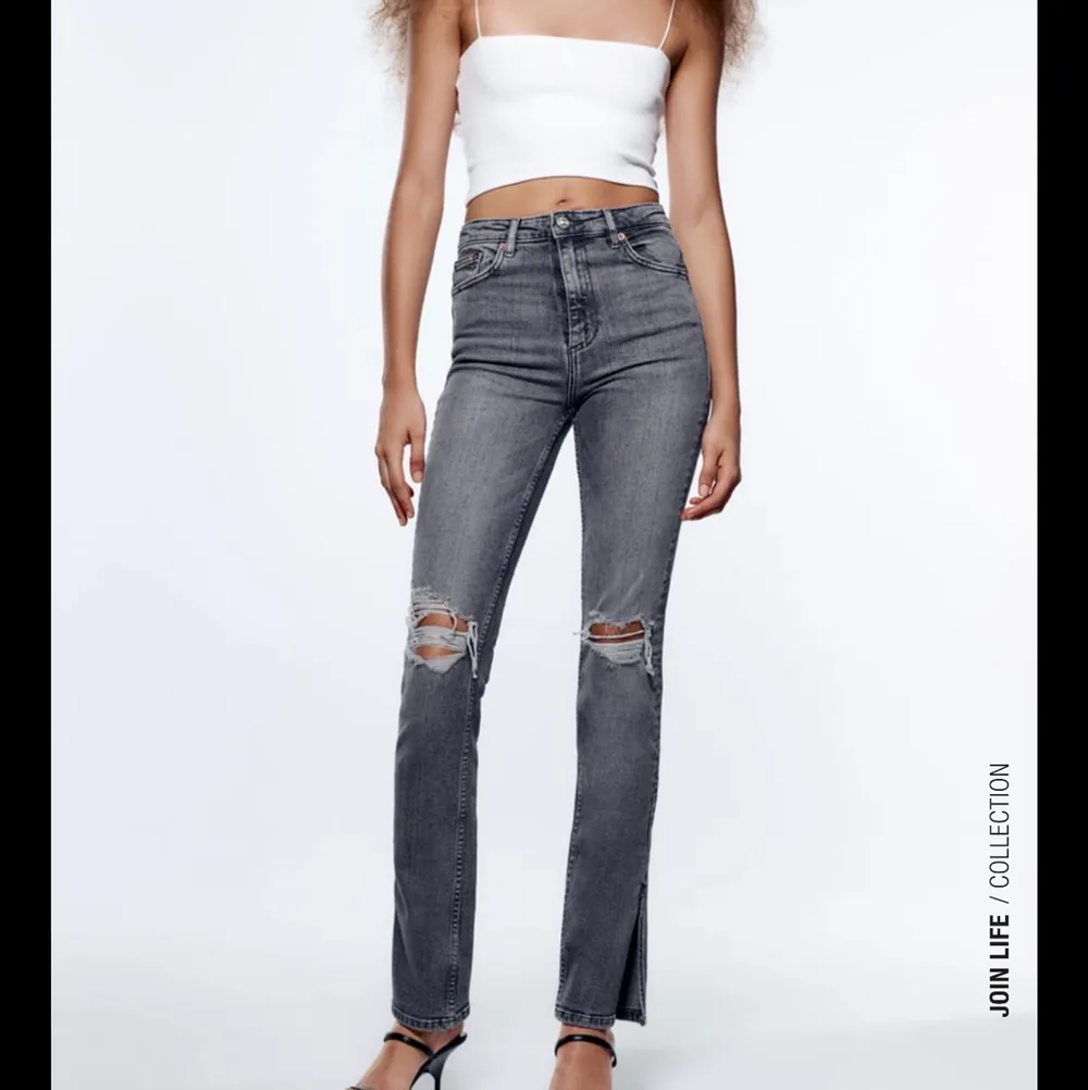 Superfina zara jeans i bra skick, säljer för att de aldrig kommer till användning. Storleken är 36 men skulle säga att de passar en storlek upp och en ner beroende på hur man vill ha dom. . Jeans & Byxor.