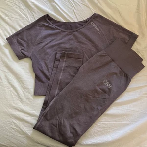 ICIW träningsset  - Ett lila träningsset från iciw!  Sparsamt använt!!💓 storlek medium!  Köpt för 900kr 