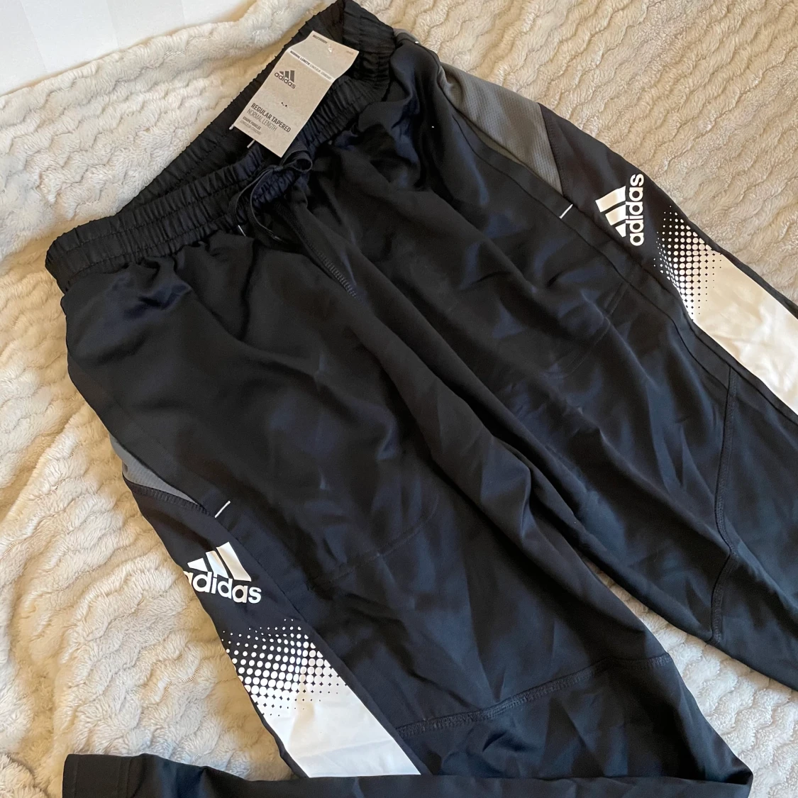 Oanvända adidas byxor storlek am - 90