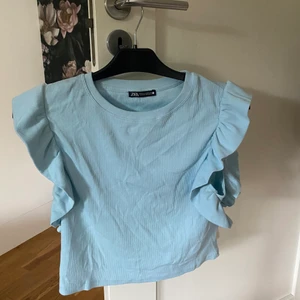 Blå topp  - Supersöt blå volangtopp från Zara. Storlek M. 40 kr + frakt💕