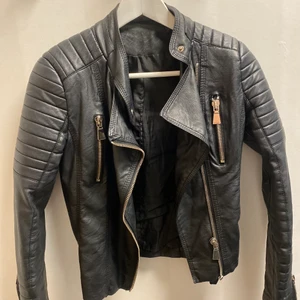 Skinn jacka  - Från chiquelle , väldigt fin men har dock ett hål i armen men inget man tänker på Frakt tillkommer 🌸