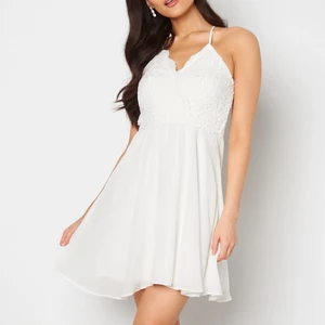 Helt ny vit klänning!! - Helt ny klänning från chiara forthi!! Passar perfekt som student klänning. Köpt för 649kr, säljer för endast 299kr!🫶🏼🫶🏼