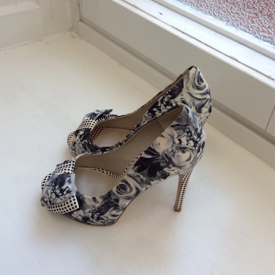 Karen Millen Skor med rosett + passande handväska  - 90