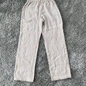 Linnebyxor från shein i strl. xs - Högmidjade linnebyxor i beige. Med resår i midjan! Mycket bra skick