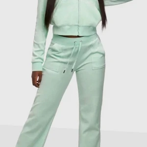Jucy couture - Säljer mina ljusgröna jucy byxor, dem är i storlek Xs💗 tveka inte på att höra av er vid frågor eller fler bilder, obs dem är lite slitna längst ner som man ser på andra bilden, därav lågt pris🤩 jag använder inte ”köp nu”!💙 fler intresserade så buda!!💗