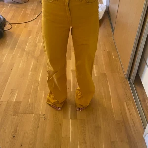 Pull&bear, jeans, strl: 38 - Jeans från pull&bear. Säljer då de är lite för långa för mig. Är 172 med strl 38 i vanliga fall men man bör vara lite längre om de ska passa. Nästan aldrig använda med bra skick! 