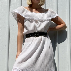 Vintage klänning  - Vintage klänning. Strl 40. Den har några mindre fläckar som knappt syns, kan skicka bild vid intresse. I övrigt fint skick! (Skärp ingår ej!) + frakt 49 kr 💫 Se även mina andra annonser, 3 för 2 på allt! 💫 