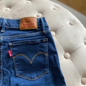 Levis jeans lågmidja  - Jätte fina, men tyvärr för små för mig ( lågmidja)Frakt tillkommer🌸
