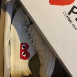 Cdg converse  - Tja säljer mina pricip helt nya cdg skor som jag köpte för några veckor sen och ångrat mig då det inte riktigt min stil! Köpta på nk i gbg använde dom samma dag! Använda en gång så dom är som nya! Allt og finns och sjävklart följa med!