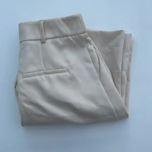 Satinbyxor - Dessa byxor är helt magiska men tyvärr för korta på mig! De är kostymbyxor i satin tyg och högmidja! Ser så lyxiga ut🌸 