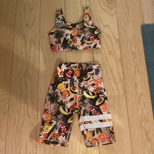 Tränings shorts och matchande tränings topp till i storlek XS - Tränings shortsen och tränings toppen köpte jag för ganska länge sedan men fortfarande i bra skick, använd fåtal gånger⭐️köpte shortsen för 500kr och toppen för 400kr, men säljer tillsammans för 300kr, Hör av dig om du har frågor eller vill ha fler bilder🤩