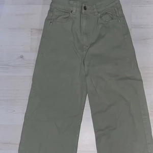 Pastell gröna jeans - Pastell gröna jeans fråm H&M💚Bara bra skick!