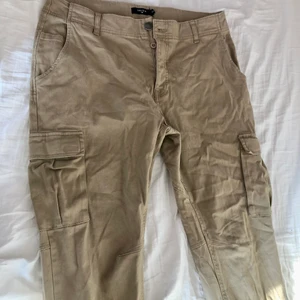 Snygga cargobyxor - Har mudd längst ner, fickor på sidan och bak