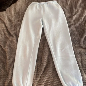 Ett par ljus blåa mjukisbyxor - Ett par hus blåa mjukis byxor från Gina i storlek xs. Användt några gånger❤️‍🔥