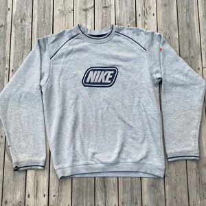VINTAGE NIKE SWEATSHIRT - Säljer denna supersnygga vintage NIKE sweatshirten då jag tycker att den är lite för lång på mig. (som referens är jag 161) Den är i använt skick och har tyvärr skador på högerärmen. 