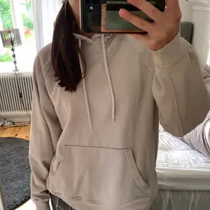 Beige mysig och snygg hoodie från H&M storlek S🌸🌸 knappt använd så i jättebra skick!! Säljer då den inte används💓