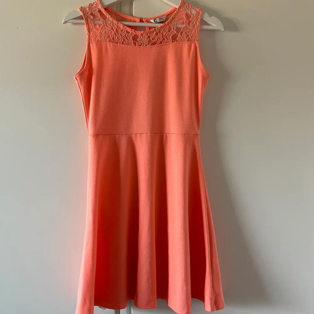 Orange klänning. Säljs då den är för liten. Är lite mindre orange i verkligheten. Lite ljusare orange . Klänningar.