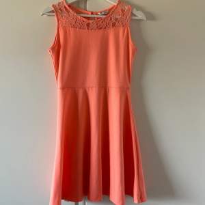 Orange klänning. Säljs då den är för liten. Är lite mindre orange i verkligheten. Lite ljusare orange 