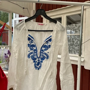 Blus stl s - En blommig blus från indiska, lite mamma mia-vibe tycker jag;) använd väldigt få gånger och inga defekter.