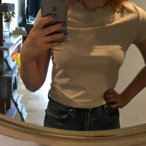 Beige kroppad tröja - Plagget är i storlek M men passar mig som är xs/s. Använd endast ett fåtal gånger. Sitter inte för tight. Frakt 29kr