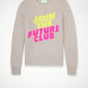 Kashmir Tröja - Kashmir Tröja från Från From future. Köptes förra sommaren men kommer inte till användning. Så mysig! Köptes för 139€. Lite nopprig men fortfarande fint skick! Säljer endast. 