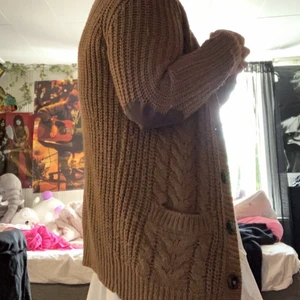 Brun stickad kofta - Brun skickad kofta med knappar💞 jättefint skick men används inte tyvärr. Tryck inte på köp! Kontakta mig vid intresse💞