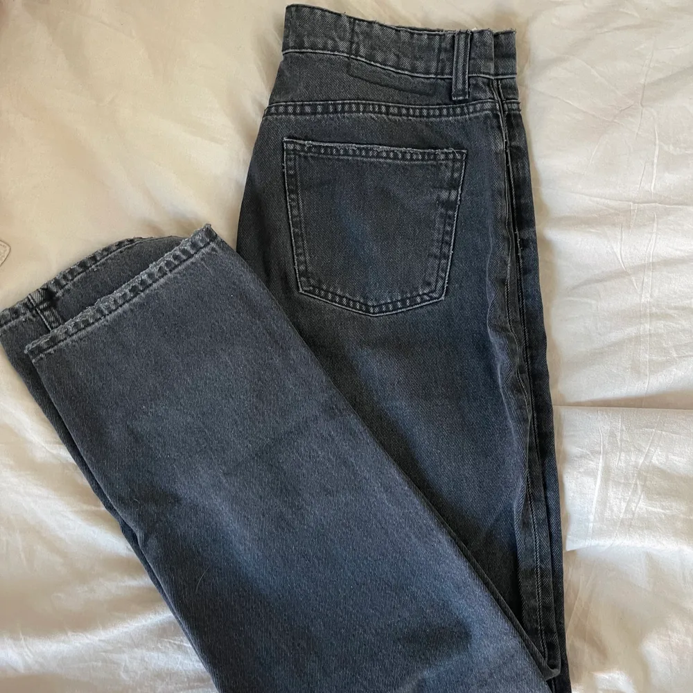 Straight leg jeans från zara, använda en gång!!! Vi får bort dom ut garderoben då dom inte alls passar så föreslå gärna eget pris💛🧡. Jeans & Byxor.