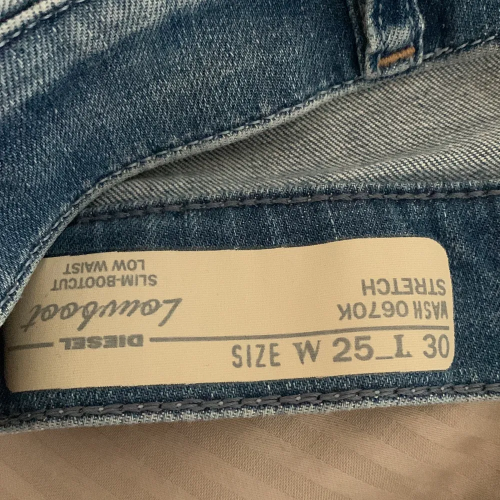 Jätte snygga lågmidjade diesel jeans. Storleken är W25L30 men skulle säga xs. Det är bara skriva om du vill ha fler bilder eller andra mått!. Jeans & Byxor.