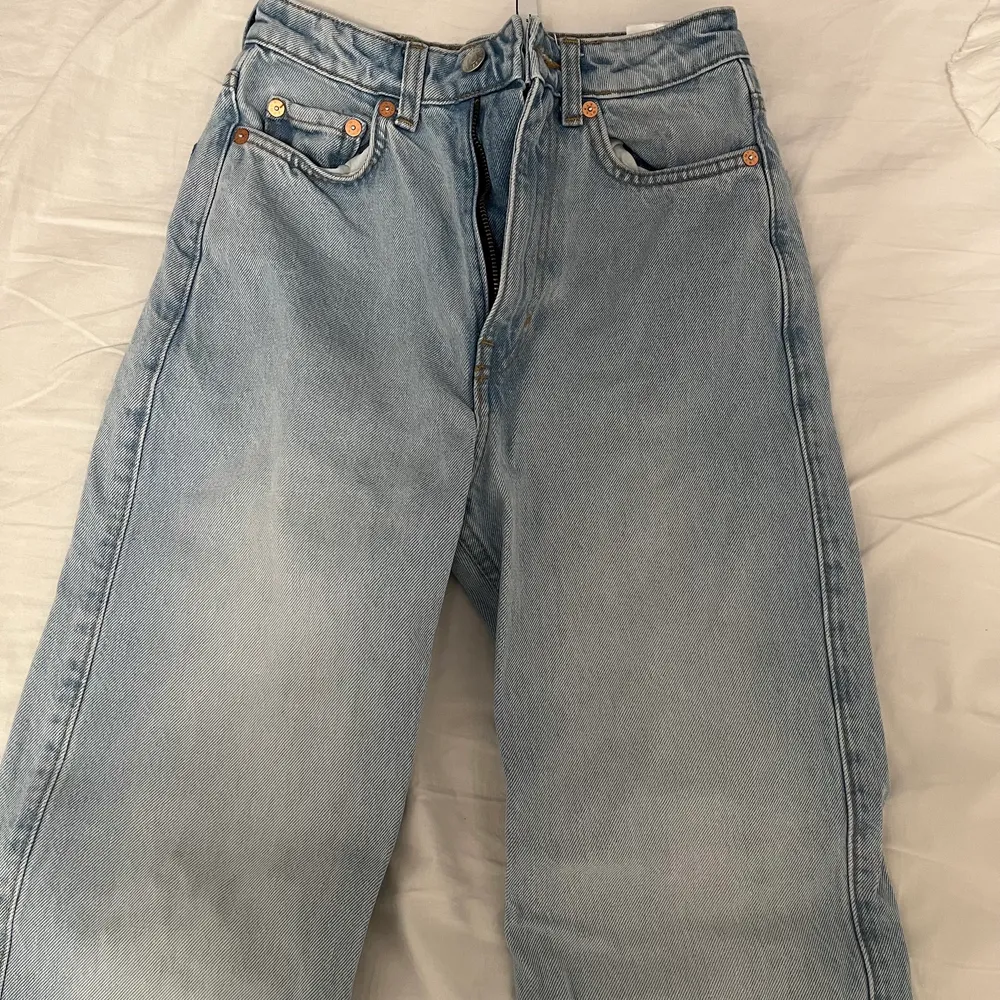 de jättefina och trendiga jeansen från weekday i modellen ”rowe” som är slutsålda. använt endast 1 gång.  inga defekter. . Jeans & Byxor.