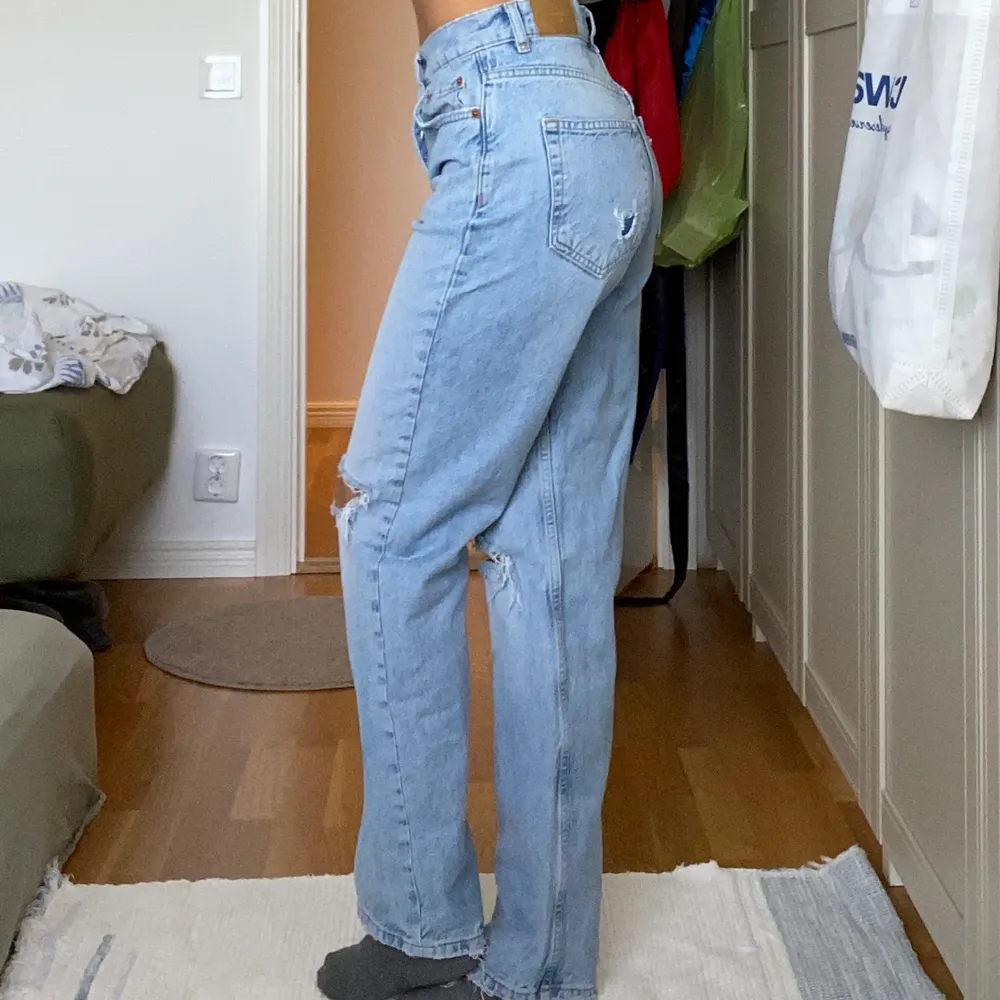 Gina tricot 90s jeans i storlek 36! Nyskick!💕 pris går att diskutera vid snabb affär!. Jeans & Byxor.