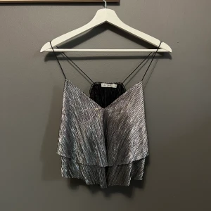 Linne från Nelly  - Silvrigt linne ifrån Nelly i storlek xs. Aldrig använt, prislapp kvar!! 