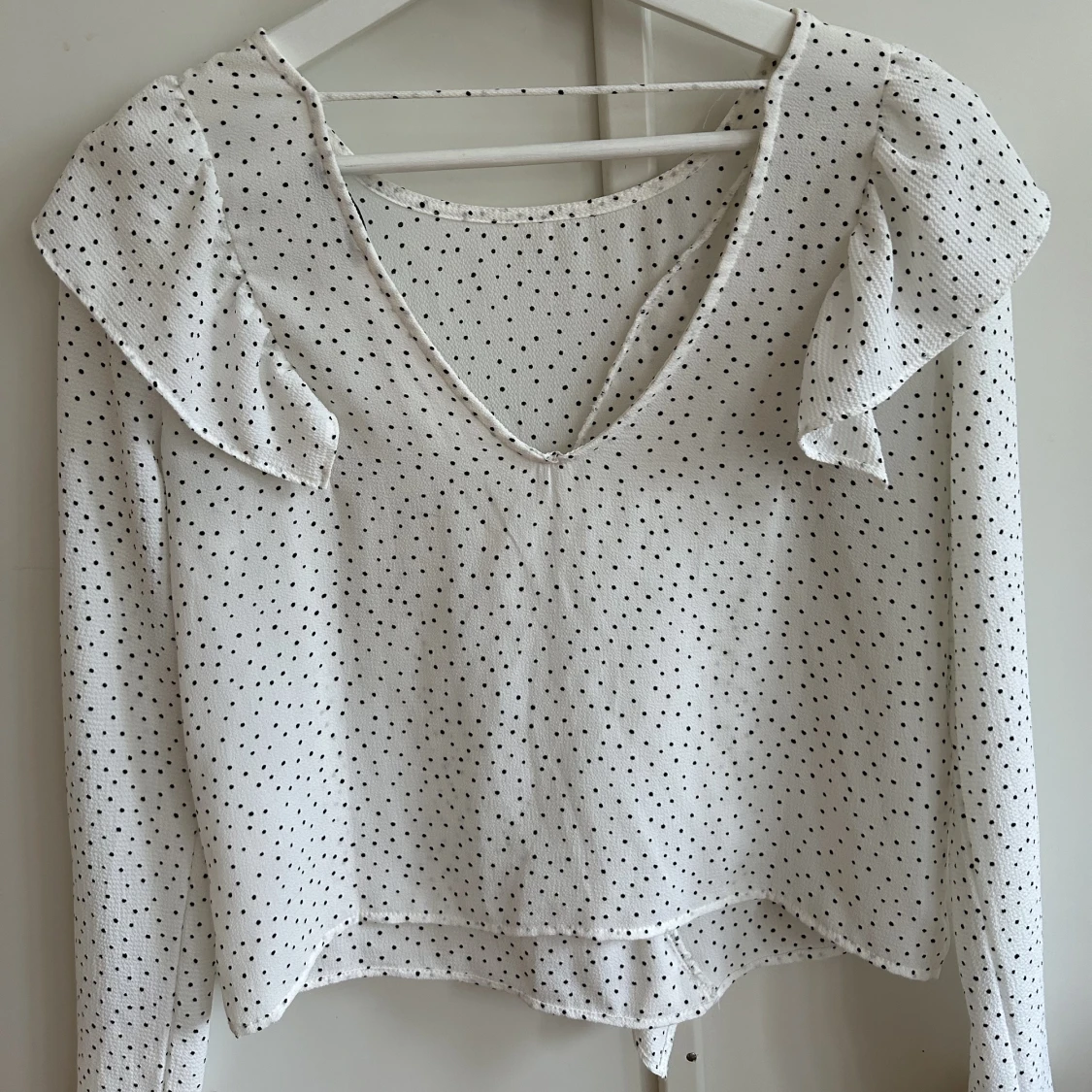 Söt blus med volang och prickar  - 91