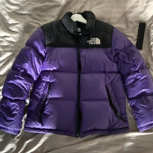 lila the north face jacka - säljer nu min lila the north face jacka efter varsam användning, inga hål eller fläckar. strl xl i barnstorlek vilket motsvarar ca en vuxenstorlek S. hör av dig för fler frågor! pris kan diskuteras 💕💕