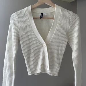 White cropped cardigan  - Mysig vit cropped cardigan från HM, XS, använd ett fåtal gånger men i fint skick ♥️