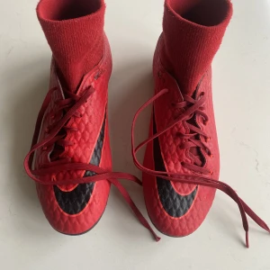 Nike fotbollsskor  - Säljer ett par Nike fotbollsskor. Skick 8/10 då dobbarna är lite slitna längst fram.