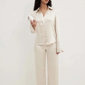 Satin set - Ett satin set från NA-KD med kostymbyxor och matchande skjorta☁️🤍 säljes inpackad i orginalförpacking endast testad då jag missade returdatum. Båda delarna i storlek 34. Ord pris 1050kr