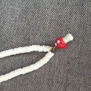 Vitt halsband med platta pärlor + svamp hänge 