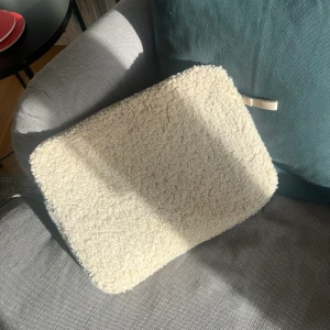 Datorfodral i teddytyg - Säljer detta fina datorfodralen i teddytyg! Bra skick! 💕 tror inte det säljs längre!